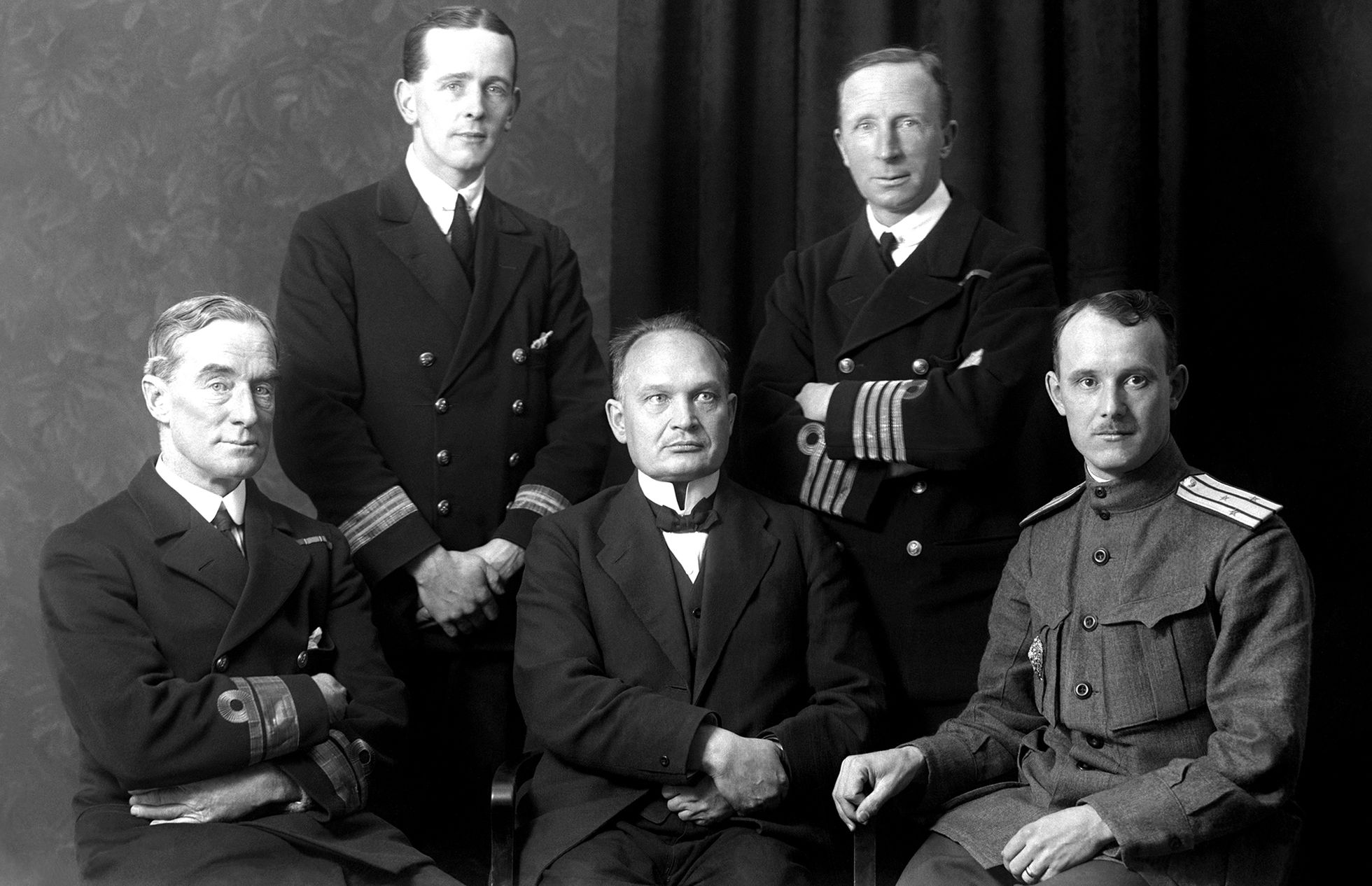 Britid kohtumas Eesti juhtidega. Tagareas Briti mereväeohvitserid, esireas vasakult kontradmiral Edwyn Alexander-Sinclair, peaminister Konstantin Päts ja ülemjuhataja Johan Laidoner.