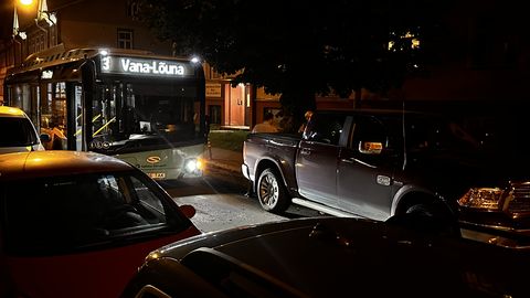FOTOD JA VIDEO ⟩ Hooletu parkimine Põhja-Tallinnas jättis kolm linnaliini bussi nõutult keset teed
