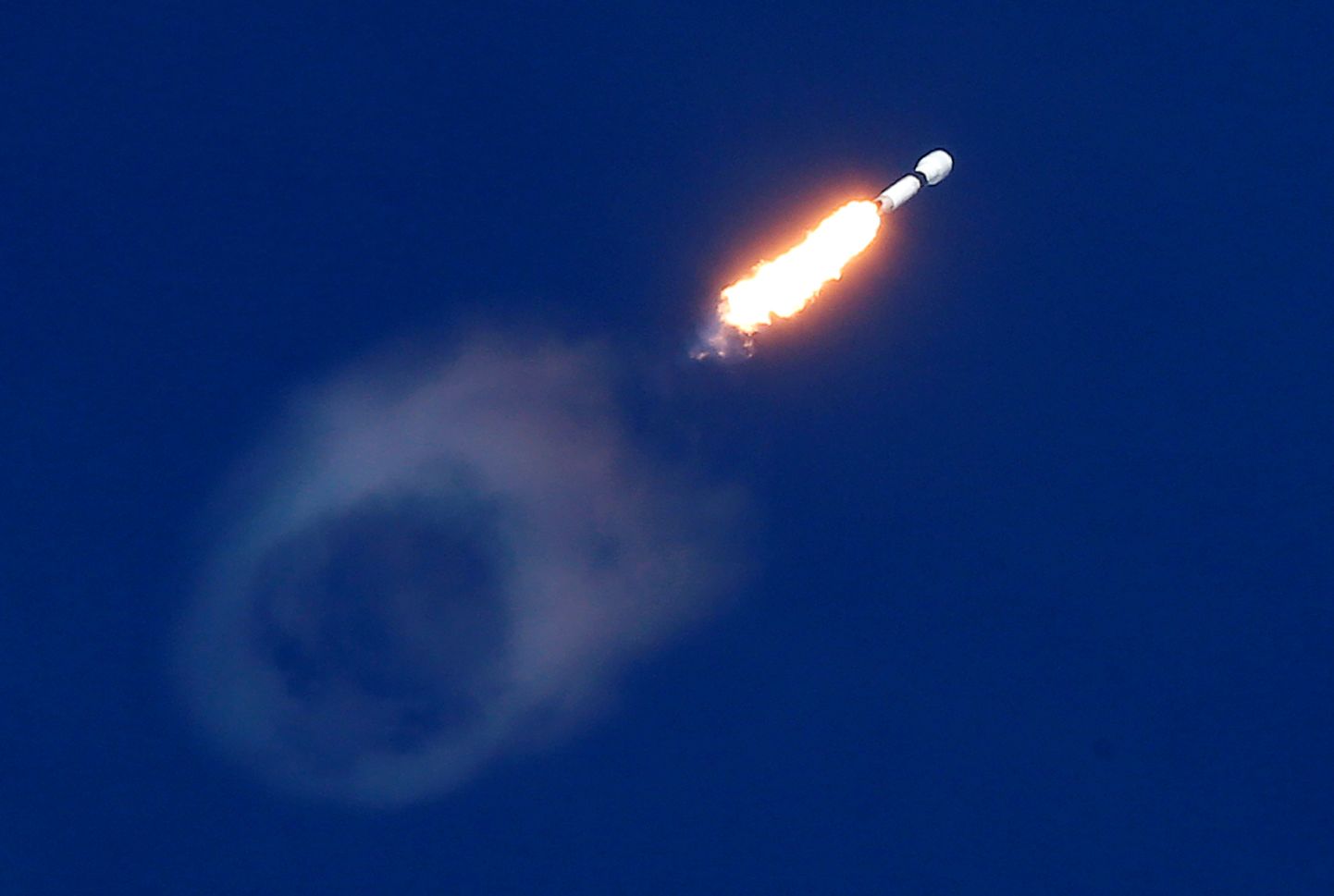 SpaceX Falcon 9 nogādā izplatījumā Kataras sakaru satelītu