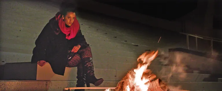 Kaadrid Kristiina Normani teosest «Jumalad, andke tuli tagasi» (12 min, ühe kanali digitaalne video, valmimisaasta 2018). Teoses on kasutatud Märt-Matis Lille originaalmuusikat.