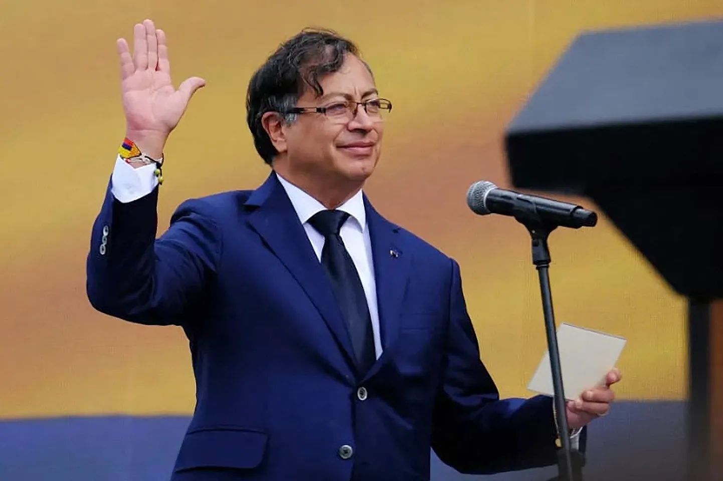 President Gustavo Petro ametivannet andmas.