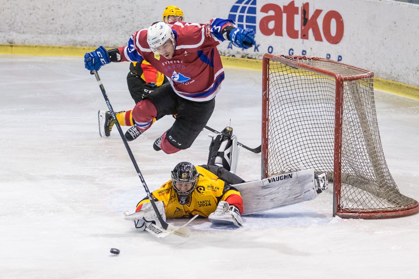 Проводить хоккейные битвы в Кохтла-Ярвеском ледовом холле будет возможно не раньше октября.