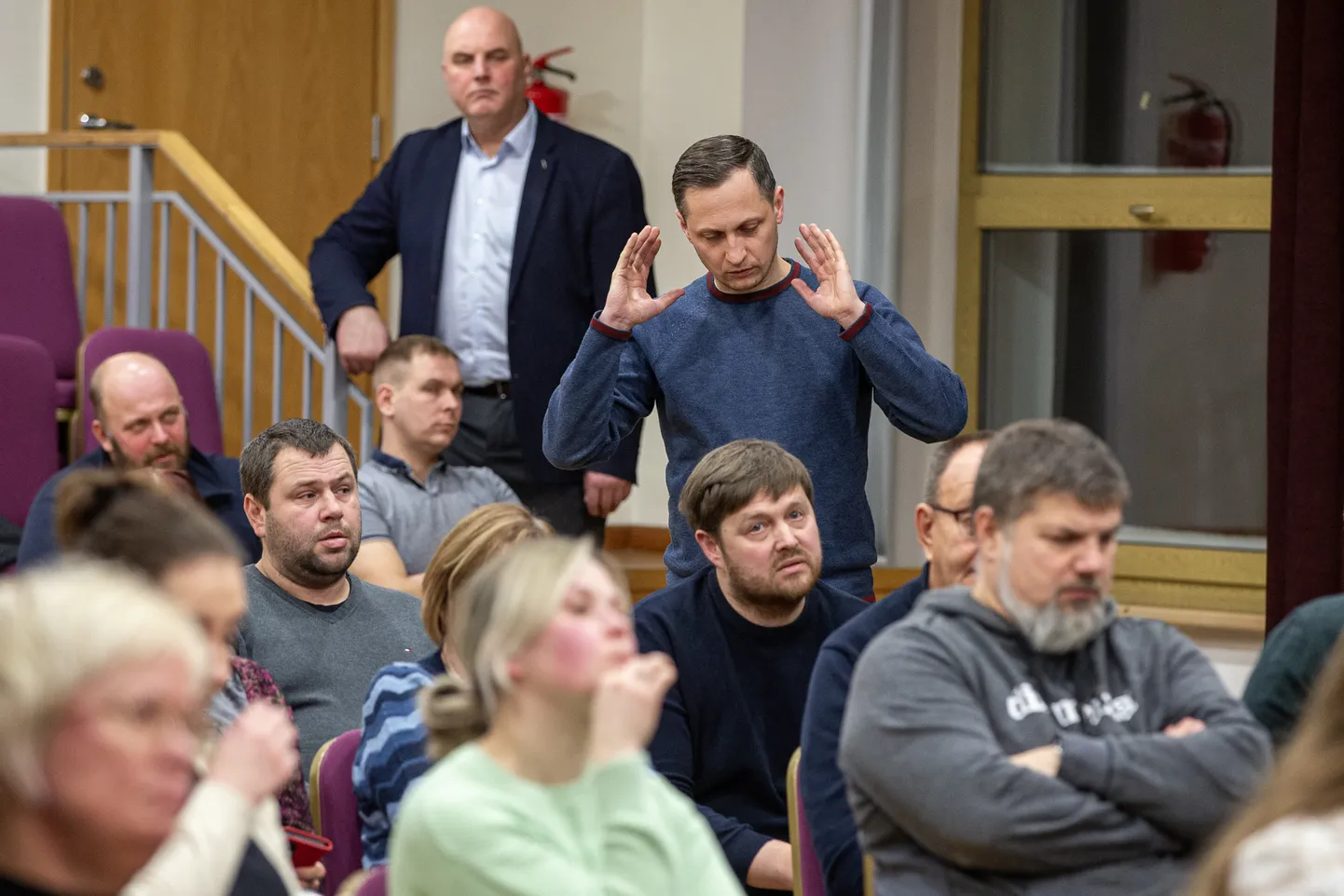 Haridusministeerium on Kiviõlis gümnaasiumiastme sulgemise selgitamiseks korraldanud kolm kogukonnakoosolekut, kuid pole suutnud kohalikke elanikke veenda selle sammu õigsuses.