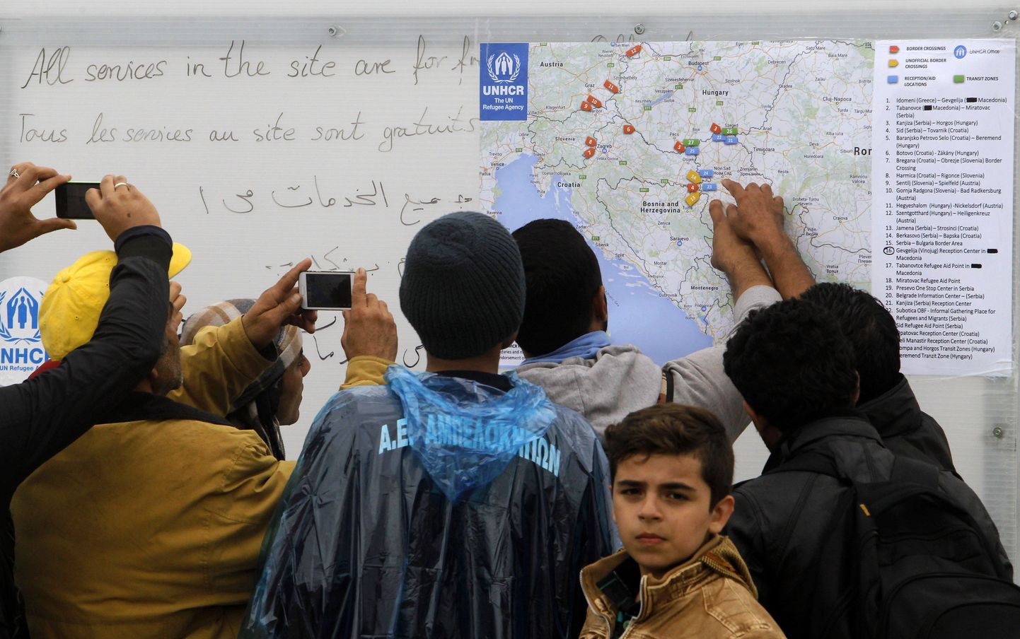 Pagulased Makedoonia põgenikelaagris vaatamas Balkani poolsaare kaardilt potentsiaalseid transiitteid Euroopa Liidu maadesse.