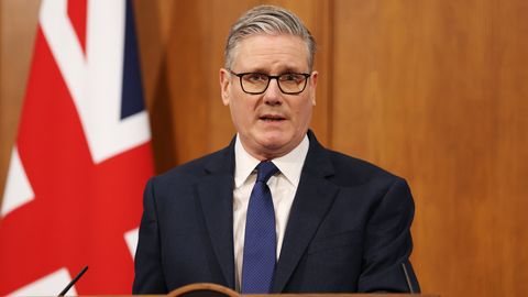 Britu premjers Stārmers pēc graujošās sakāves vietējās vēlēšanās sola palikt amatā