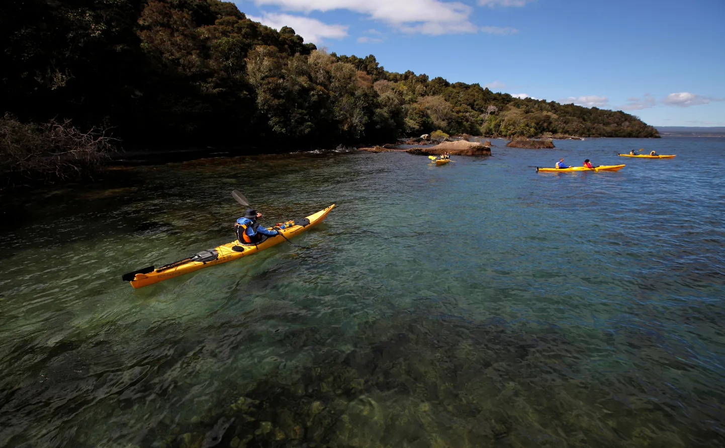 Turistid Uus-Meremaal Taupo järvel.