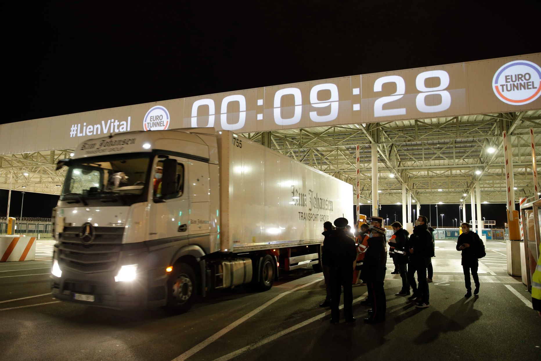 Prantsuse tolliametnikud vaatavad 1. jaanuari öösel esimest eurotunneli kaudu Ühendkuningriigist pärast Brexitit saabunud veokit, mis kannab Tallinna ettevõtte Kim Johansen Transport kirju.