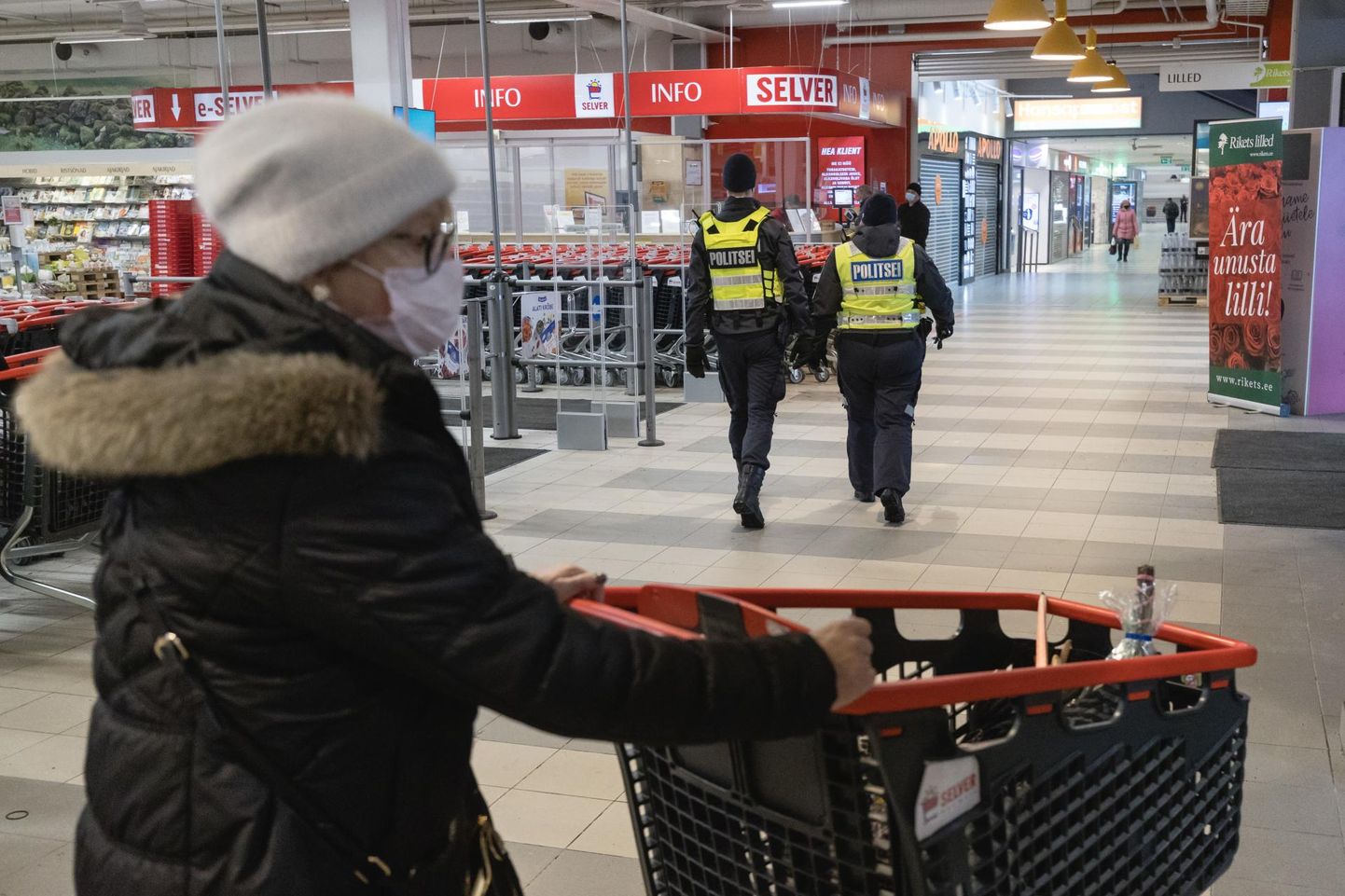 Police in Järve Shopping Centre.