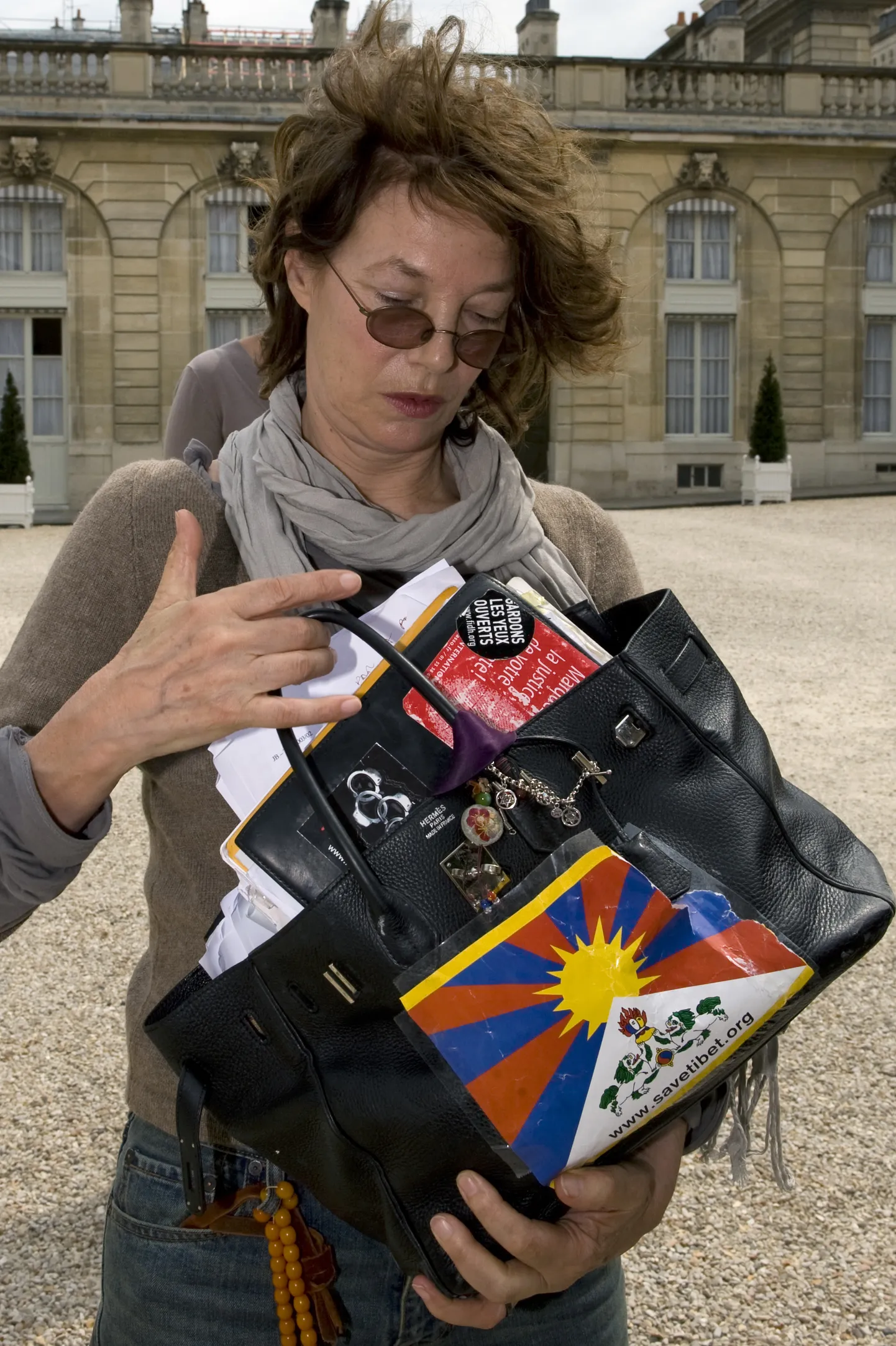 Briti-Prantsuse näitlejanna ja lauljanna Jane Birkin 9. mail 2008 Pariisis Élysée palee juures pärast kohtumist tollase Prantsuse presidendi Nicolas Sarkozyga. Tal on käes tema kuulus Hermes Birkini käekott
