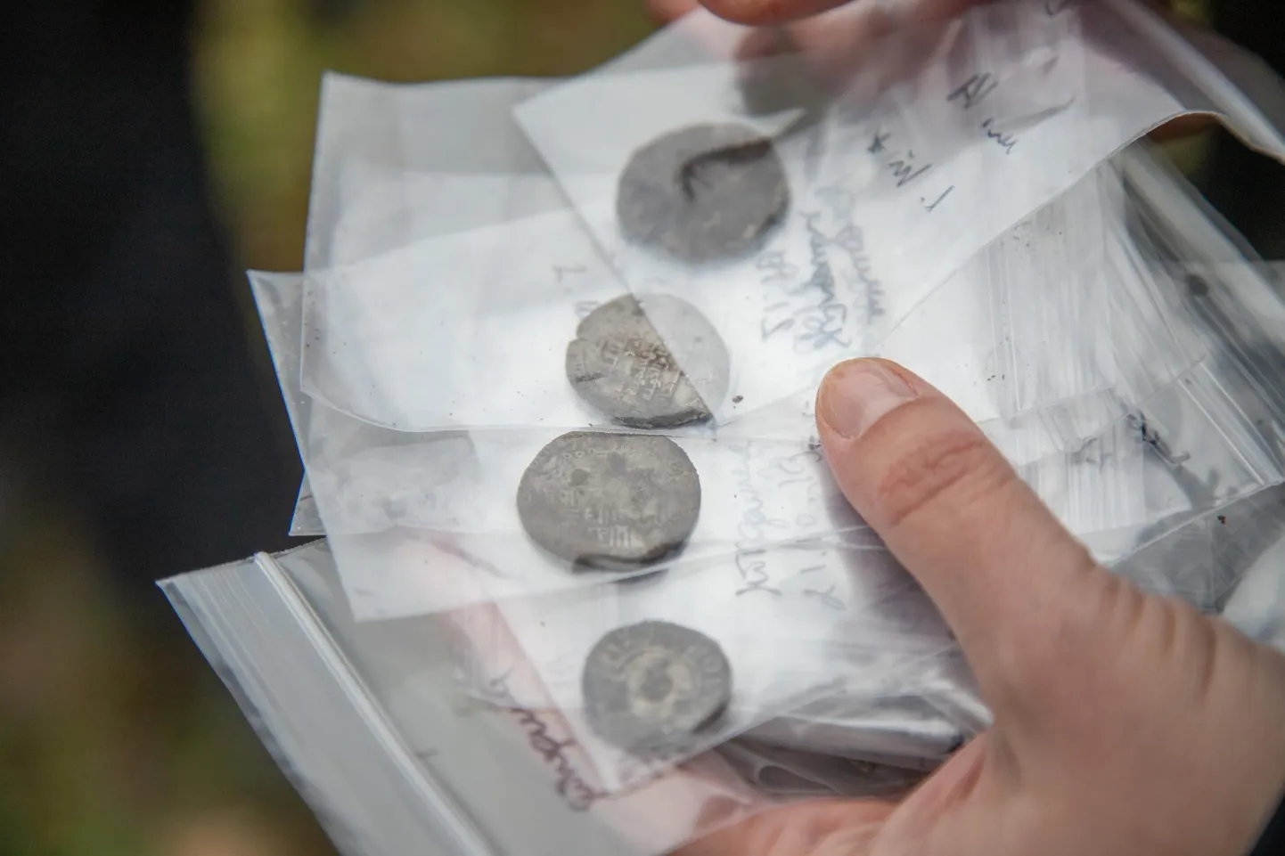 Detektorist leidis Sürgavere lähedalt põllult vähemalt 1000 aastat tagasi maapõue peidetud hõbeaarde.