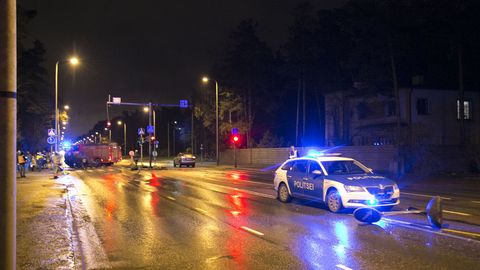 Фото и видео: в Таллинне на бульваре Вабадузе машина перевернулась на крышу