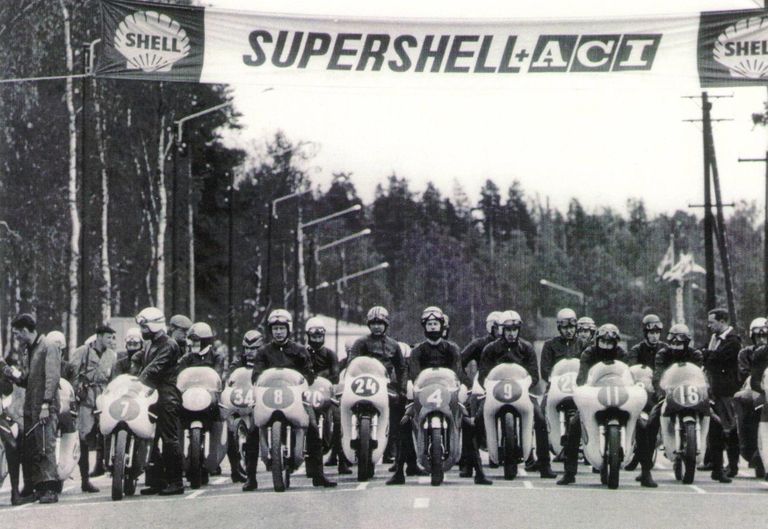 1964. aasta Soome GP-võistluse 350-kuubikuliste tsiklite stardi eel. Nr. 7 Nikolai Sevostjanov, 8 Endel Kiisa ja 9 Jüri Randla seenior.