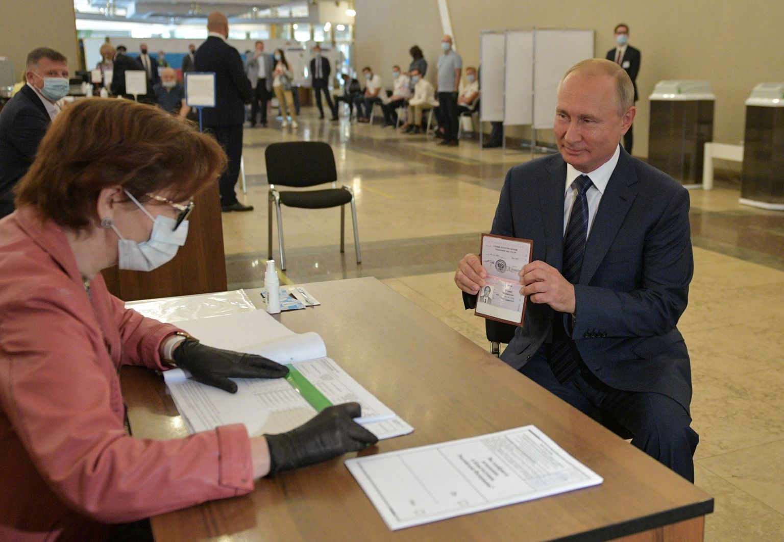 Владимир Путин принимает участие в голосовании