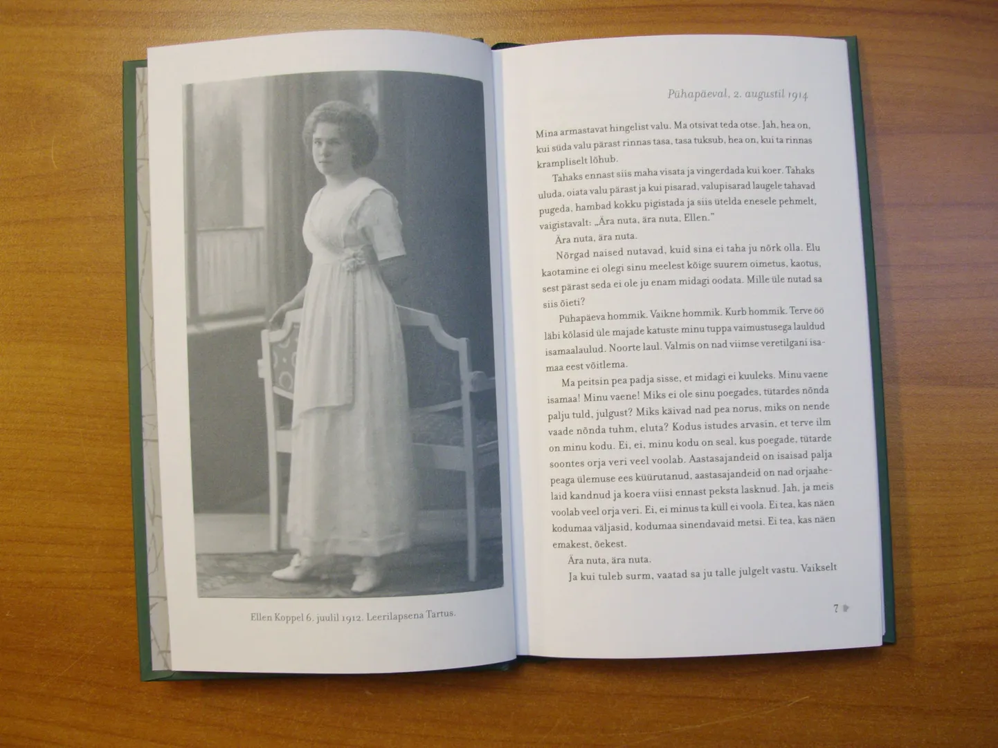 Raamatu «Ellen» kuuendal leheküljel on neiu Ellen üles võetud 6. juulil 1912 leerilapsena Tartus.