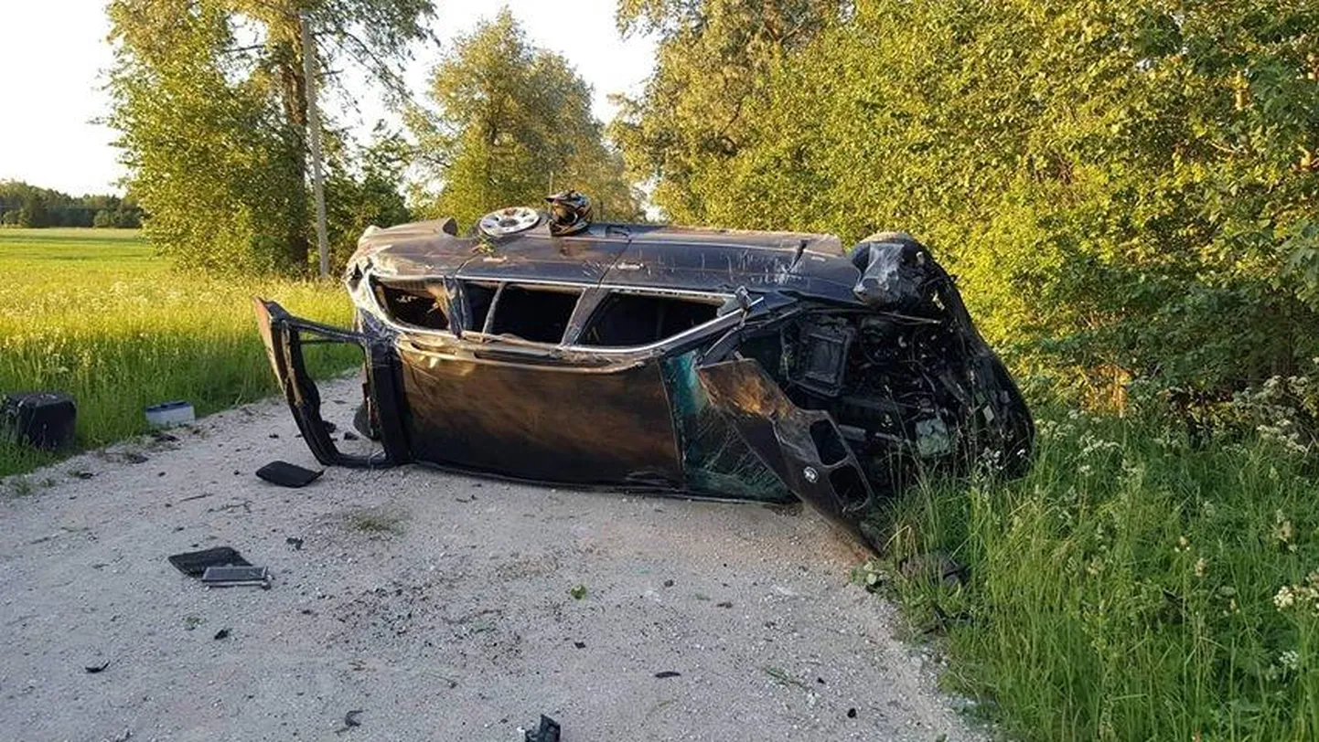 BMW läks vastu puud ja seejärel külili.