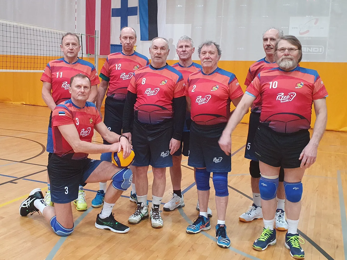 Paide võistkonnas mängisid vanusegrupis 60+ (taga vasakult) Ain Kanne Türilt, Aivar Soovik ja Jaanus Põldver Saue vallast, Uno Lukas Paidest, vanusegrupis 65+ (ees vasakult) Taivo Kivimäe Paidest, Eiko Tasa Türilt, Villu Kangro ja Rein Teder Viljandimaalt.