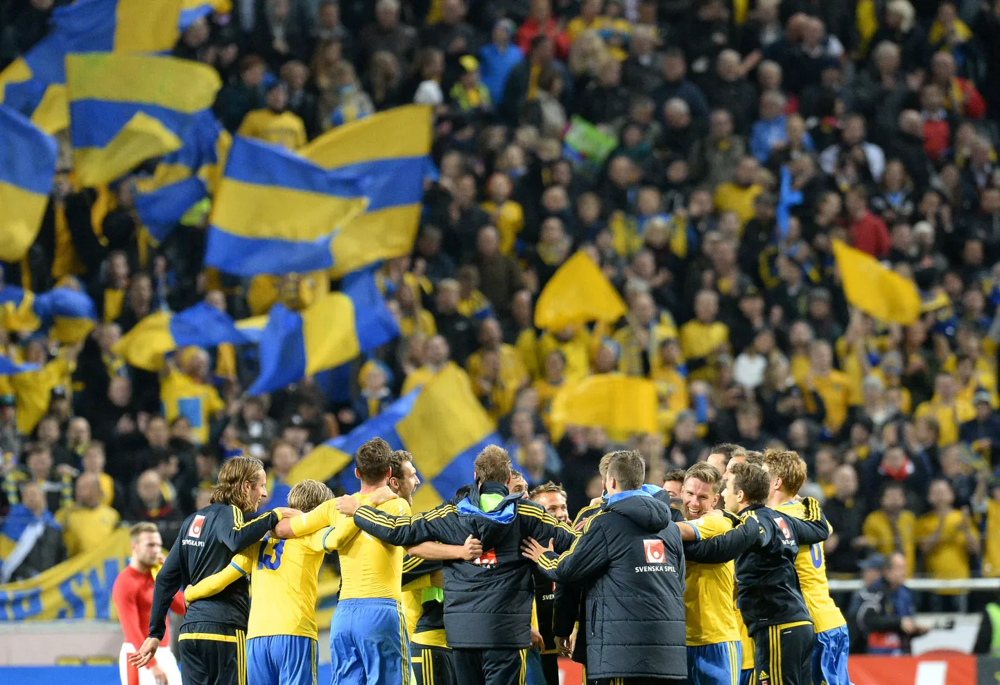 Rootslased võitu tähistamas