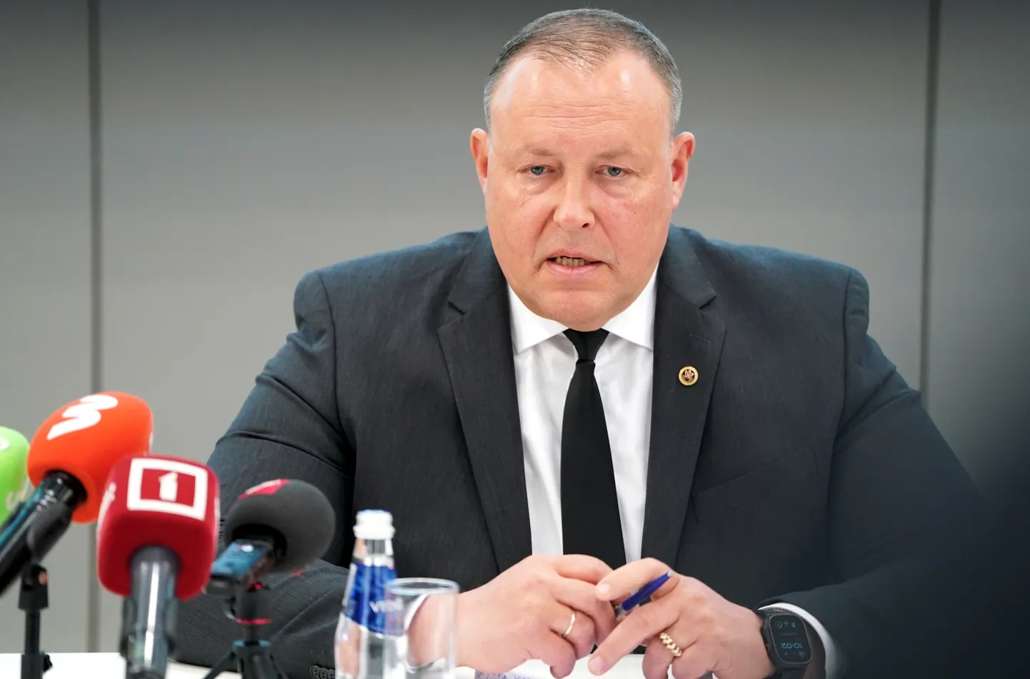 Iekšlietu ministrs Rihards Kozlovskis piedalās preses konferencē, kurā iepazīstina ar objektu sarakstu, kuriem plānots piešķirt ERAF finansējumu patvertņu ierīkošanai.