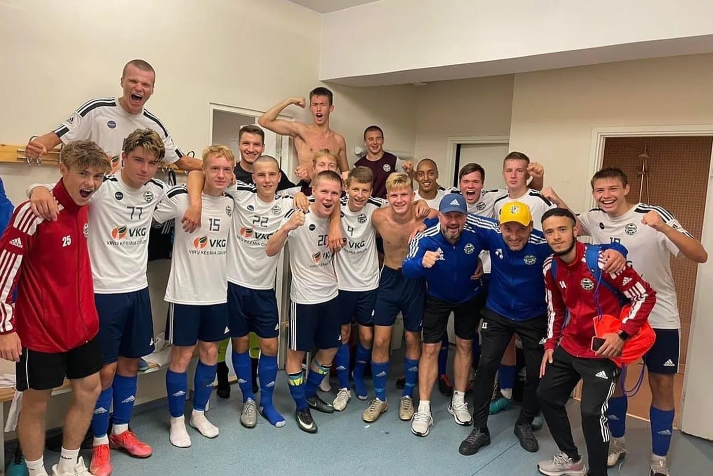 FC Alliance jalgpallimeeskonna rõõmuhetk pärast kolmanda koha taganud võitu.