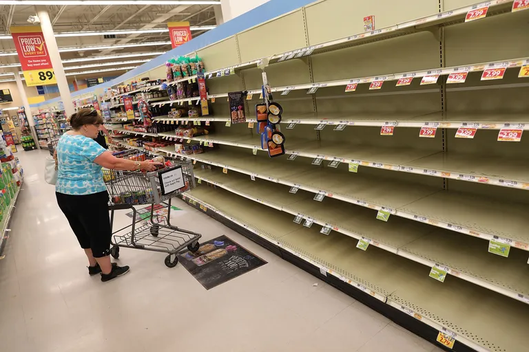 USA idaranniku elanikud varustavad end enne orkaani saabumist vajalikuga