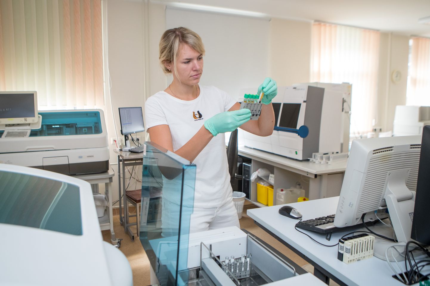 TESTID MASINASSE: Laborispetsialist Kristiina Simson asetab veeniverest tehtavad testid immuunanalüsaatorisse.