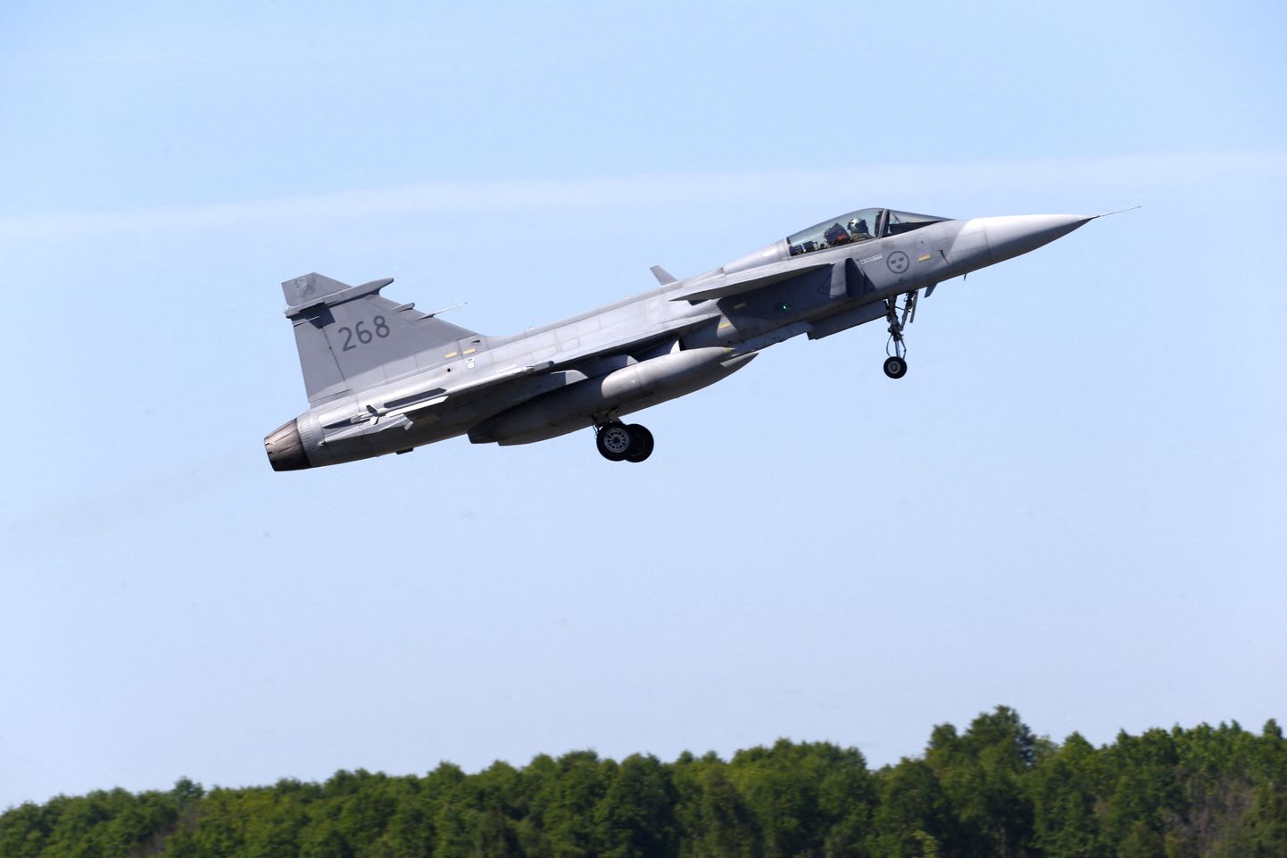 Rootsi õhujõudude Saab JAS 39 Gripen 25. mail 2018 õppuste raames Ämari lennuväljalt taevasse tõusmas. Sama lennukalt on viimase viie päevaga kerkinud Saabi aktsiad – 48 protsenti.