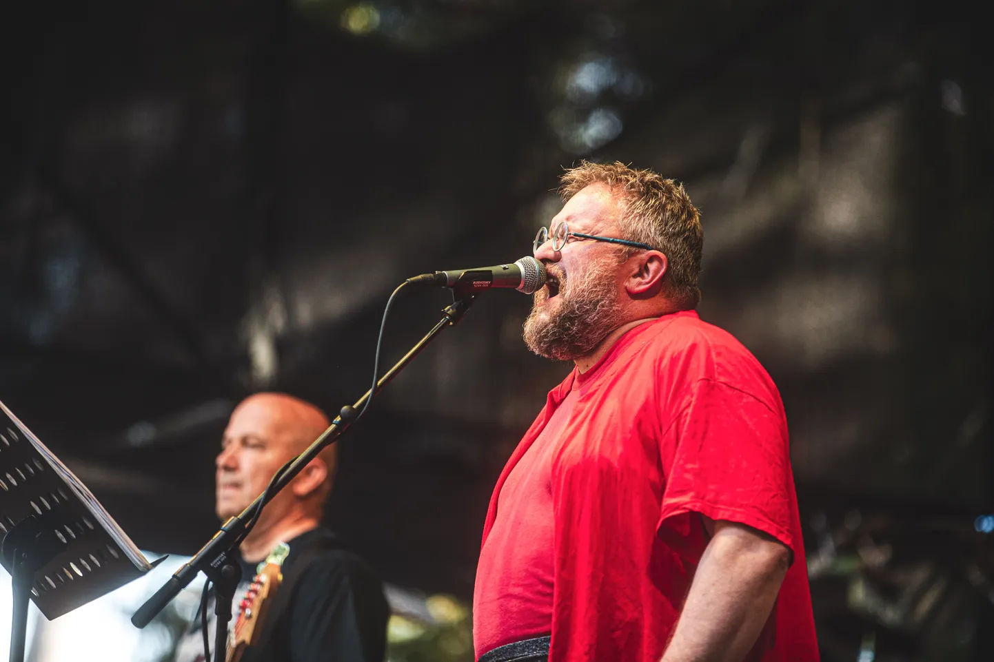 Hardi Volmer (paremal) esinemas ansambliga Singer Vinger.