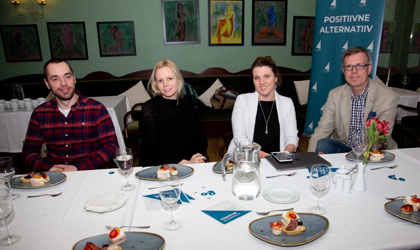 Eesti 200 esindajad ootasid mõttekaaslasi Pärnumaalt pika laua taha Café ­Grandis.
