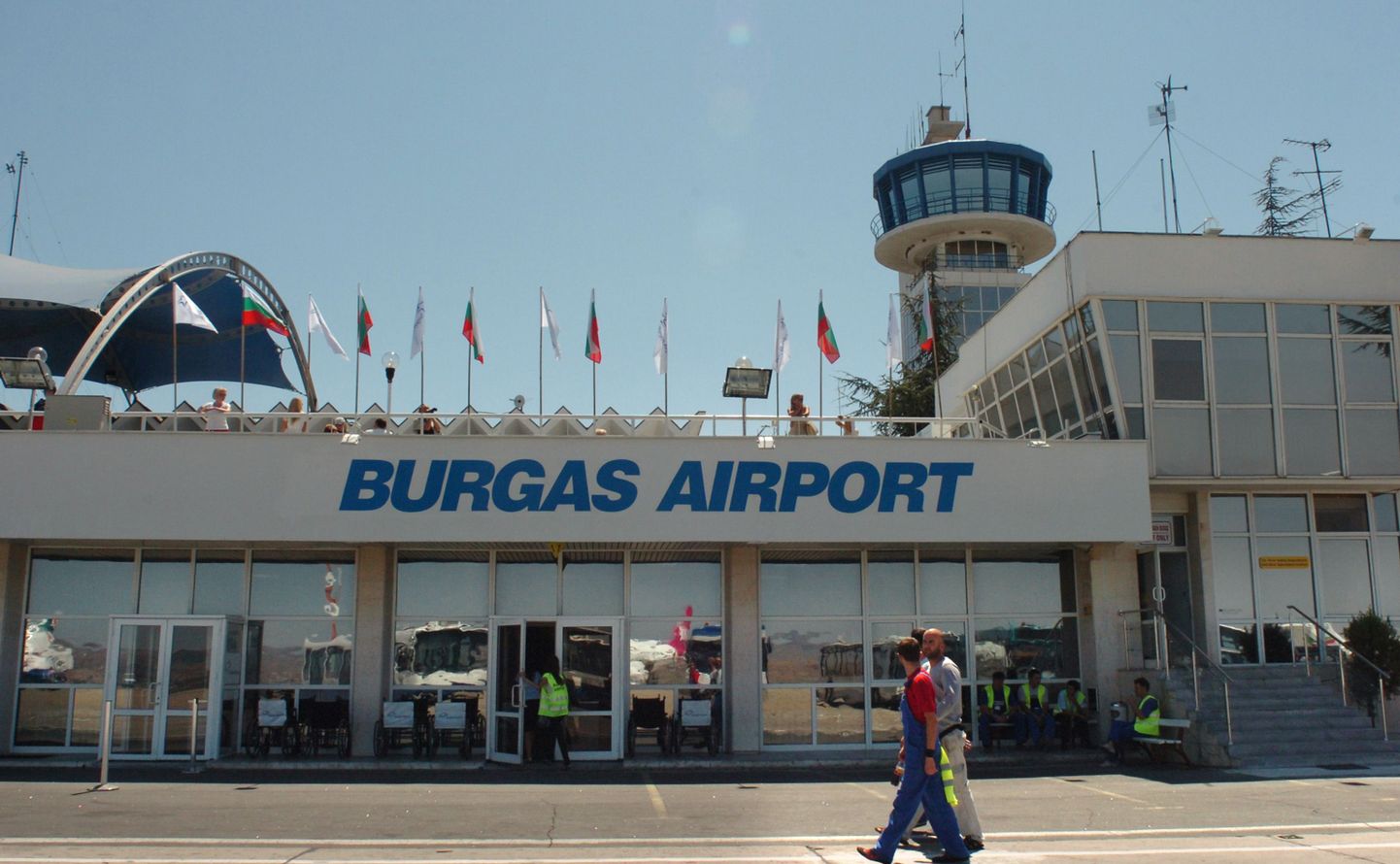 Burgase lennujaam, kus hukku spommirünnakus kuus inimest.