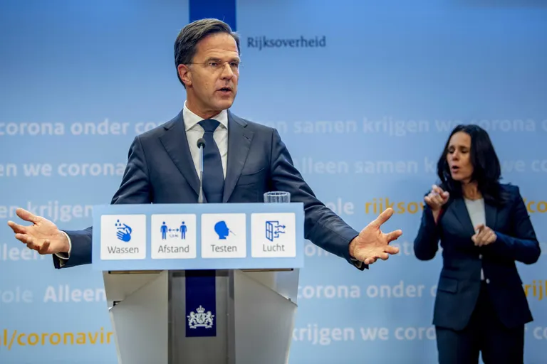 Hollandi peaminister Mark Rutte laupäevasel pressikonverentsil välja kuulutamas riigi lukustust kuni 14. jaanuarini.