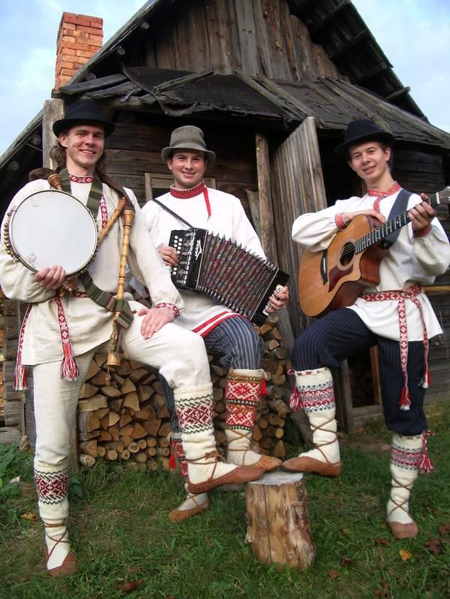 Kirmaskil teeb tantsumuusikat ansambel Klapp koosseisus Kristjan Priks (vasakult), Toomas Valk ja Jalmar Vabarna.
