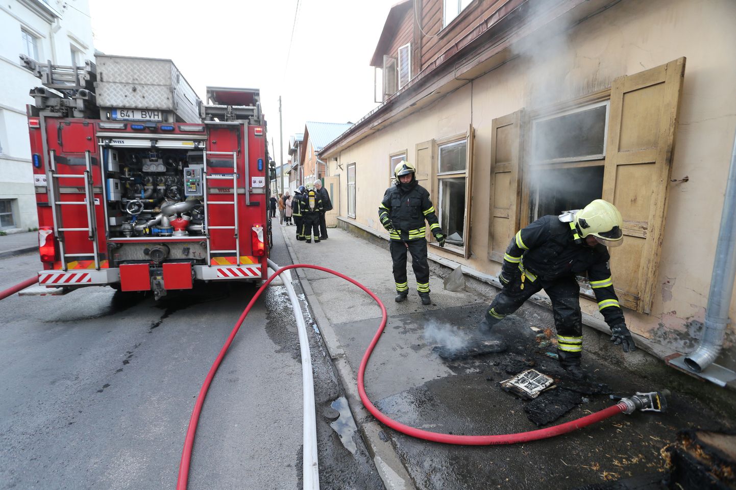 Tähtvere tänav 5 majas süttis reedel tulekahju.