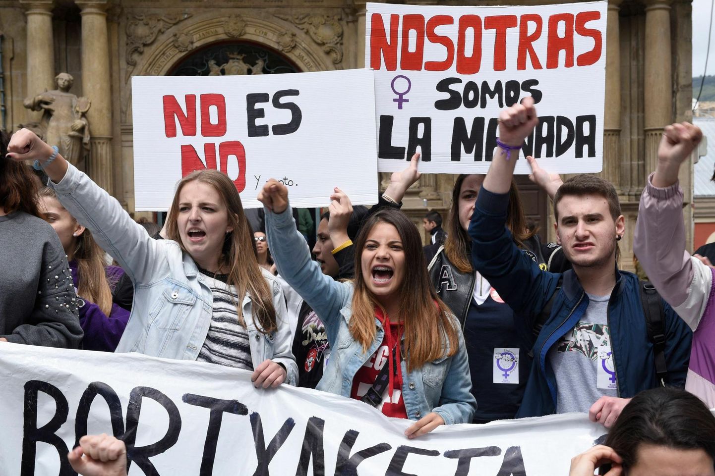 Protestijad meeleavaldusel 2018. aastal pärast kohtuotsust, millega viis La Manada vägistajat õigeks mõisteti.