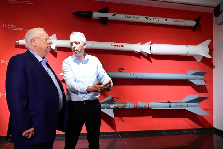 Iisraeli raketid (ülalt alla): Raudkupli (Iron Dome) rakett, Stunner (Taaveti Lingi ehk David's Sling rakett), Derbi ja Python 5. Raudkuppel on spetsialiseerunud lühimaarakettidele, Taaveti Ling keskmaa ja taktikalistele ballistilistele rakettidele, Derbi ja Python 5 aga on õhk-õhk tüüpi raketid, mida kasutatakse lahingulennukite relvastuses.