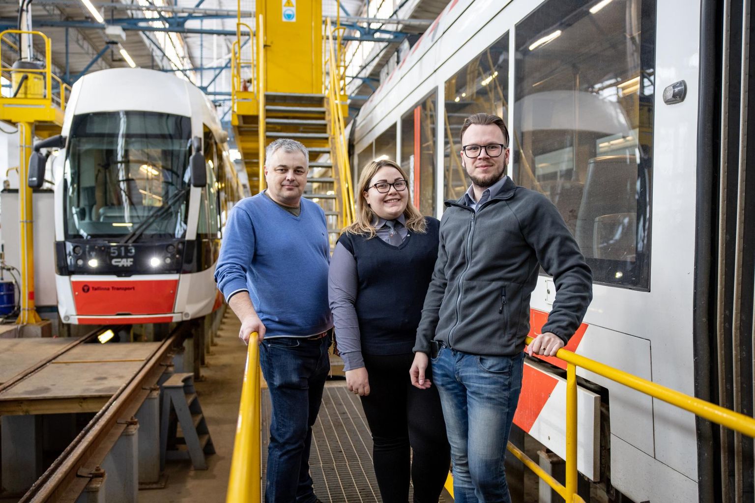 TLT elektritranspordi teenuste osakonna juhataja Alexander Martynenko ning trammijuhid Karina ja Pent trammidepoos.