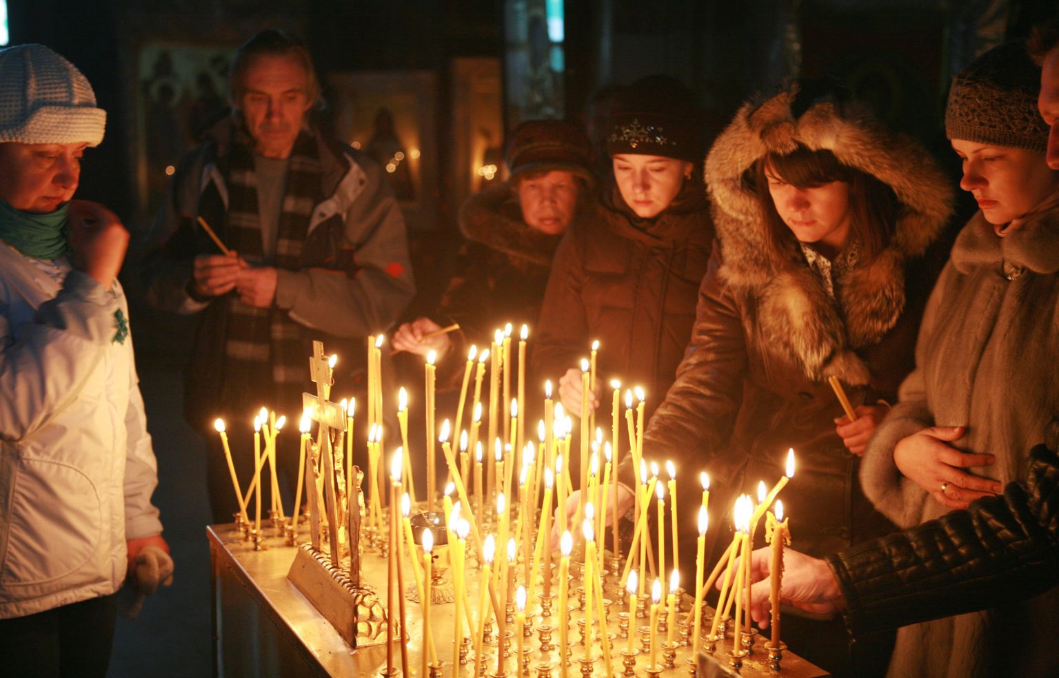 Küünlad Permi katedraalis, mis süüdati Lonkava Hobuse põlengu ohvrite mälestuseks.