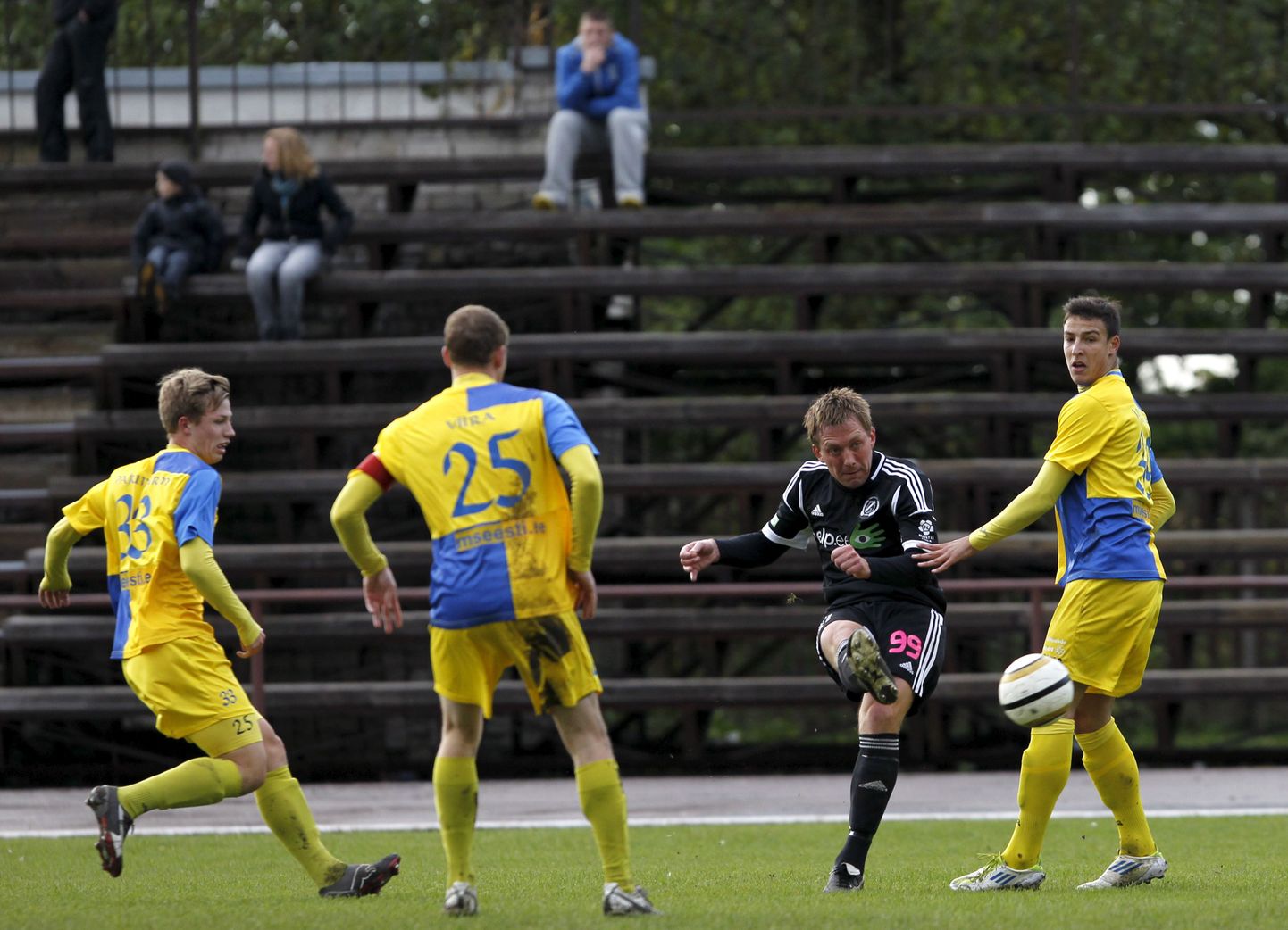 FC Kuressaare eelmise hooaja kohtumises Nõmme Kaljuga.