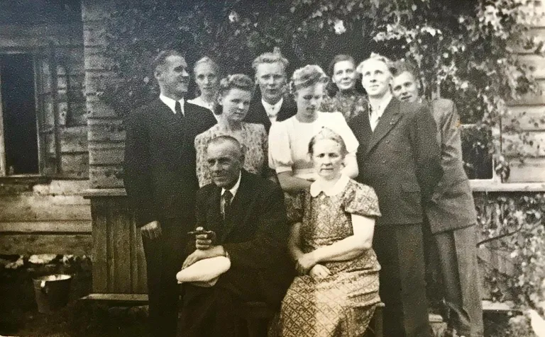 На свадьбе дяди Асты, Уно Ээнока, в 1946 году на ферме Вахтрамяэ, мать Асты Эллен стоит первой слева в заднем ряду. Спереди сидит дедушка Йоханнес вместе с женой. Дядя Харальд, который позже стал активным партизаном, стоит за спиной бабушки Асты.