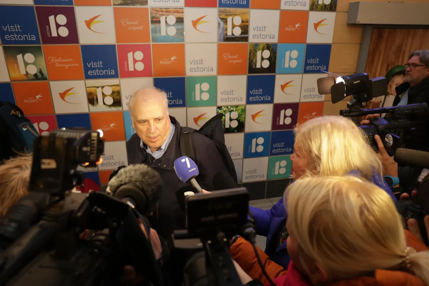 Maaeluminister Mart Järvik ei näinud eile vähimatki põhjust ametist taanduda, ehkki skandaal räsib teda nii seoses listeeriabakteri teemaga kui ka nõunik Urmas Arumäe väidetava huvide konflikti tõttu.