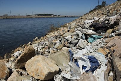 Plastprügi California rannas. Foto: AP