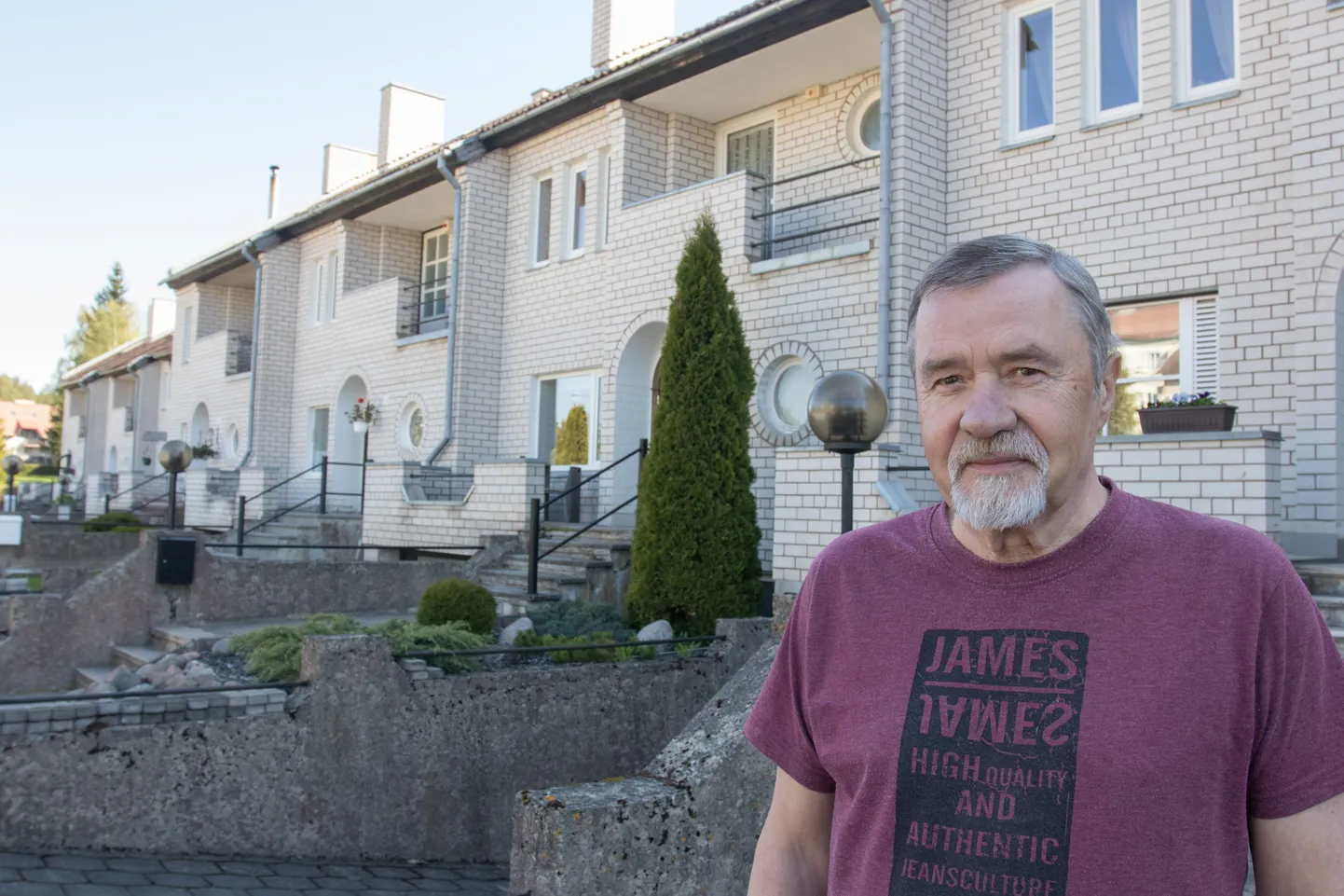 Toome tänaval asuvas ridaelamus elav Andres Soosaar on asunud võitlusse enda ja oma naabrite õiguse eest olla Viljandi Veevärgi klient. See on kaasa toonud olukorra, et Toome 23 elanikud ei saa maksta vee ega kanalisatsiooni eest.