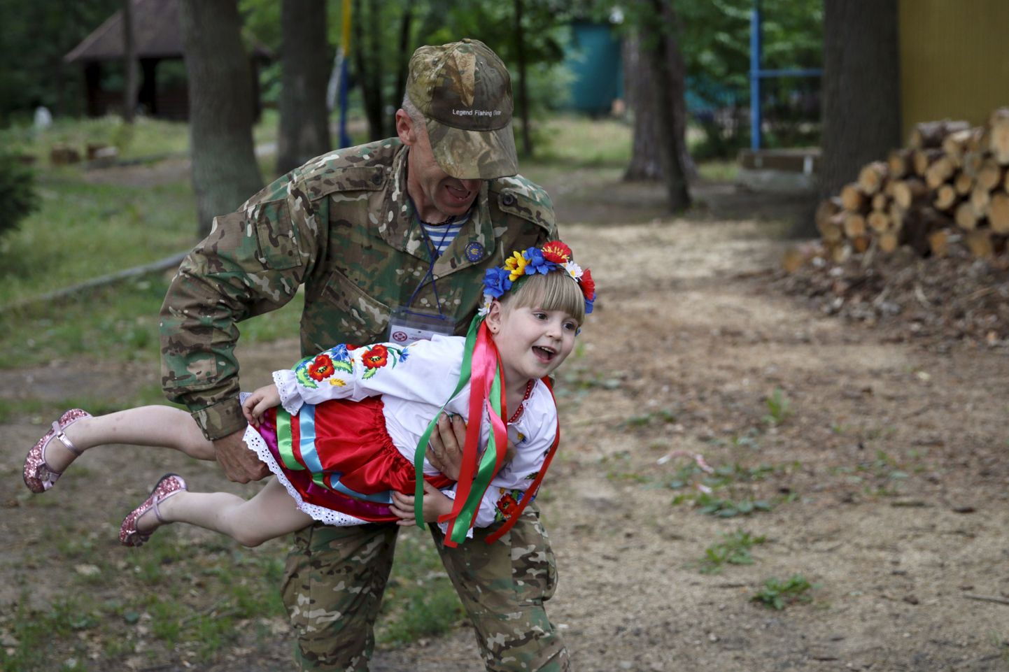 Украинский солдат играет с девочкой, которая вынуждена была покинуть дом из-за боевых действий.