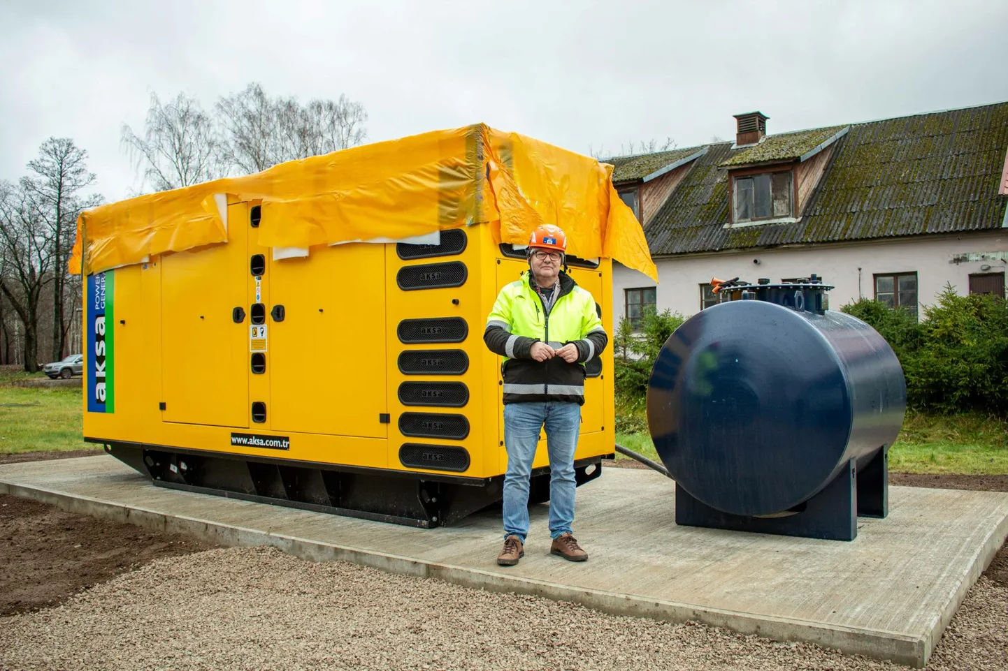 Kolmele Lõuna-Eesti haiglale paigaldab uue generaatori Baltic Generator Service OÜ. Firma juhatuse liige Ivar Kilter lausus, et Valga oma on neist kõige võimsam. Generaatorid töötavad diislikütusel.