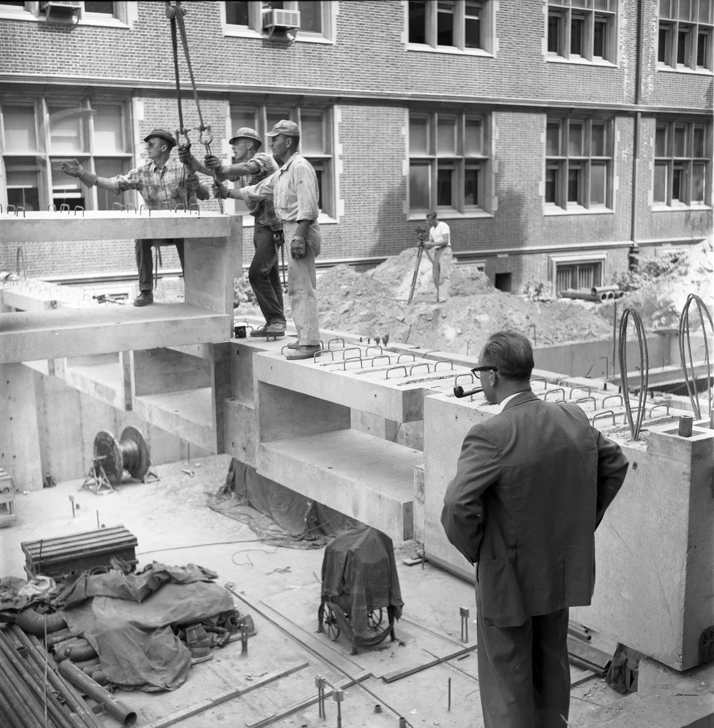 August Komendant ehitusplatsil, 1958. Richardsi meditsiiniuuringute laboratoorium, Philadelphia, Pennsylvania, USA, arhitekt Louis Kahn, insenerkonsultant August Komendant, 1957–1960.