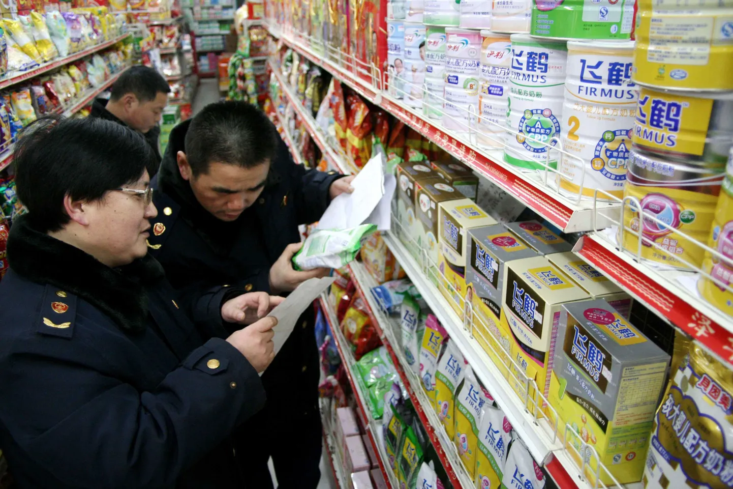 Hiina tervisekaitseametnikud Anhui provintsis piimatoodete ohutust kontrollimas.