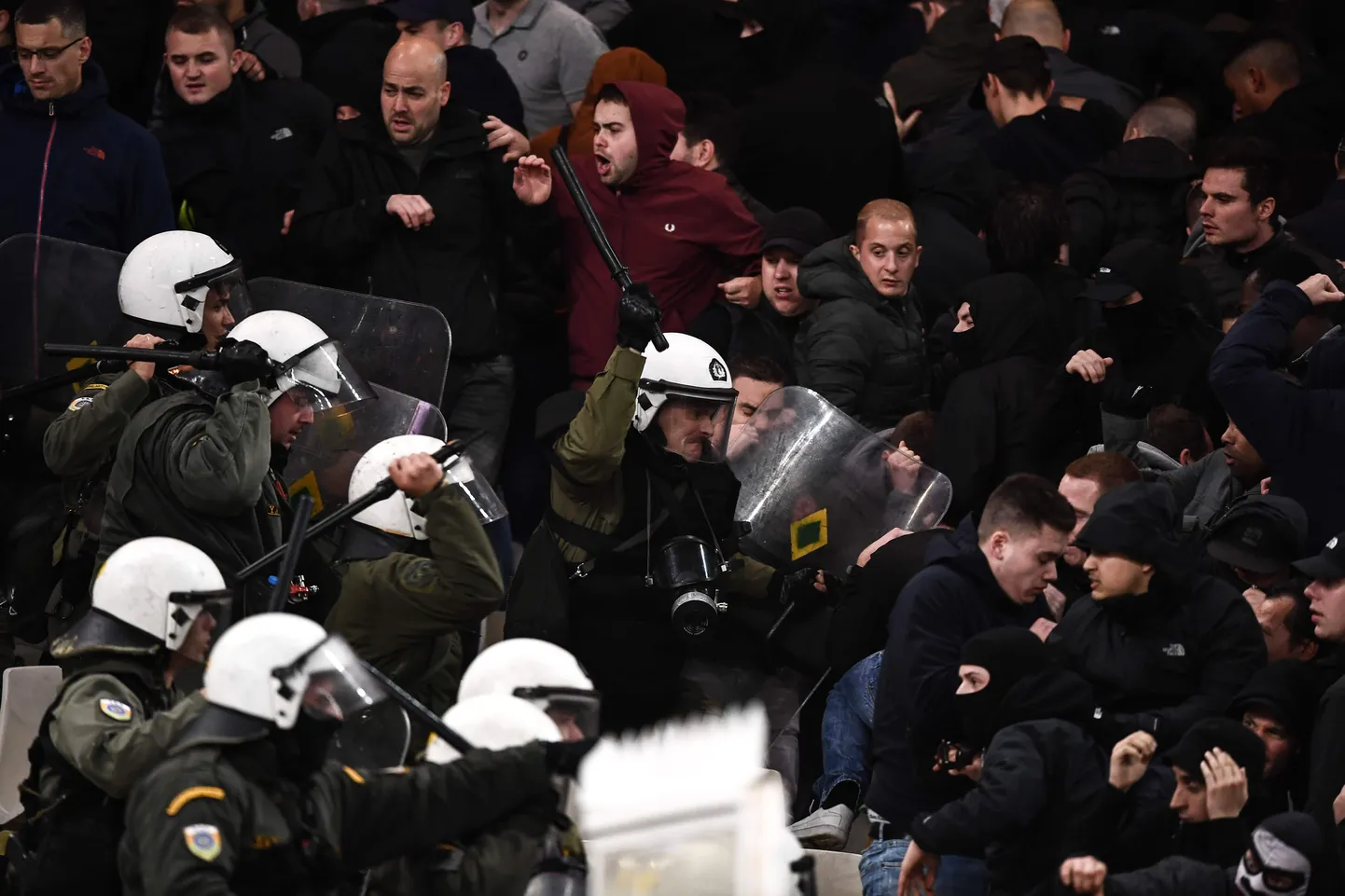 Kreeka märulipolitsei ohjeldamas jalgpallifänne. Foto on illustratiivne.