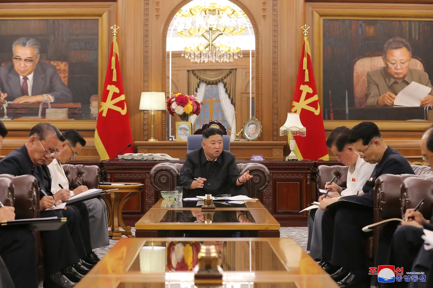 Põhja-Korea liider Kim Jong-un ja selle riigi Töölispartei juhid fotol, mille Põhja-Korea meedia avaldas 8. juunil