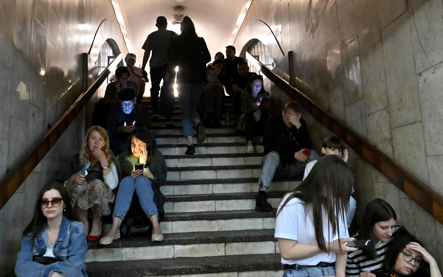 Ukrainlased varjusid Venemaa raketilöögi ajal 29. mail 2023 Kiievi kesklinnas asuvasse metroojaama