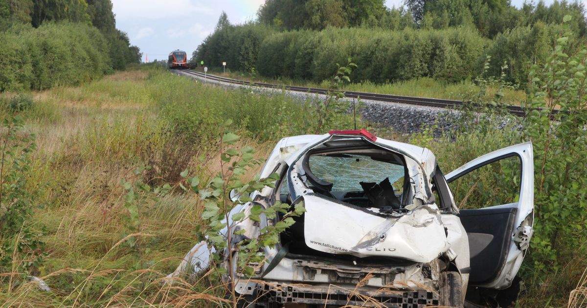 Raudteeõnnetuses lömastus sõiduauto esiosa tundmatuseni
