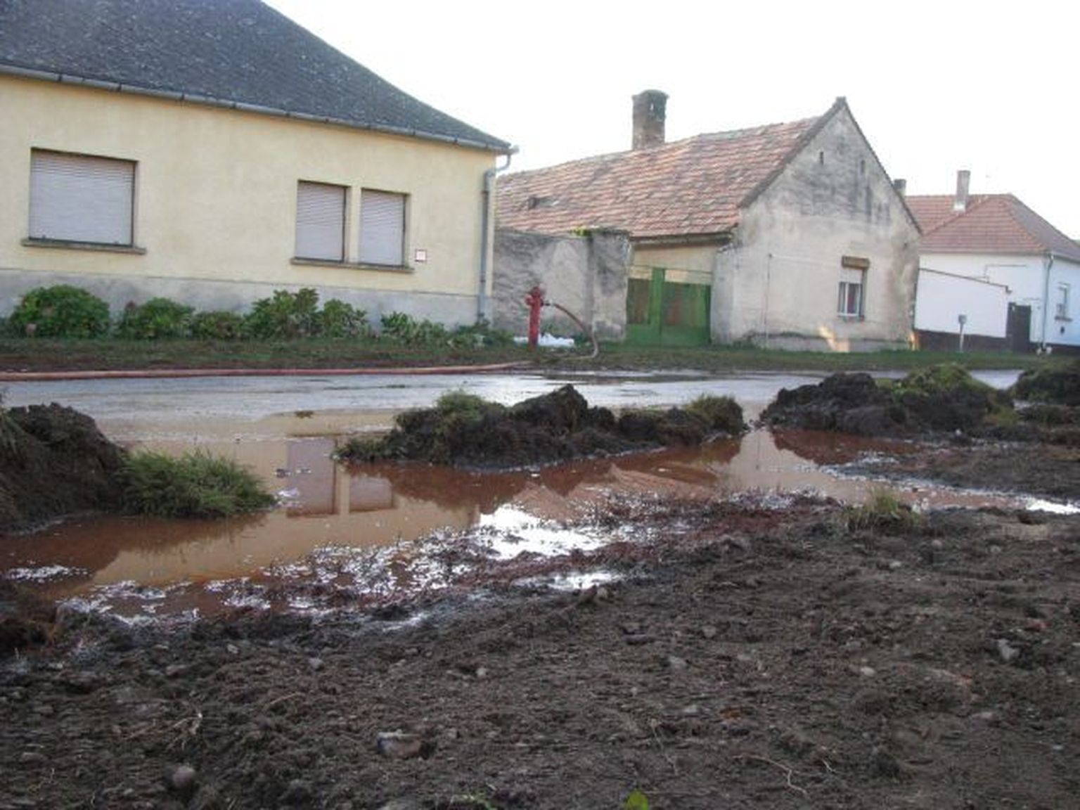 Ungaris asuv Somlóvásárhely küla, kuhu voolas mürgine punane muda.